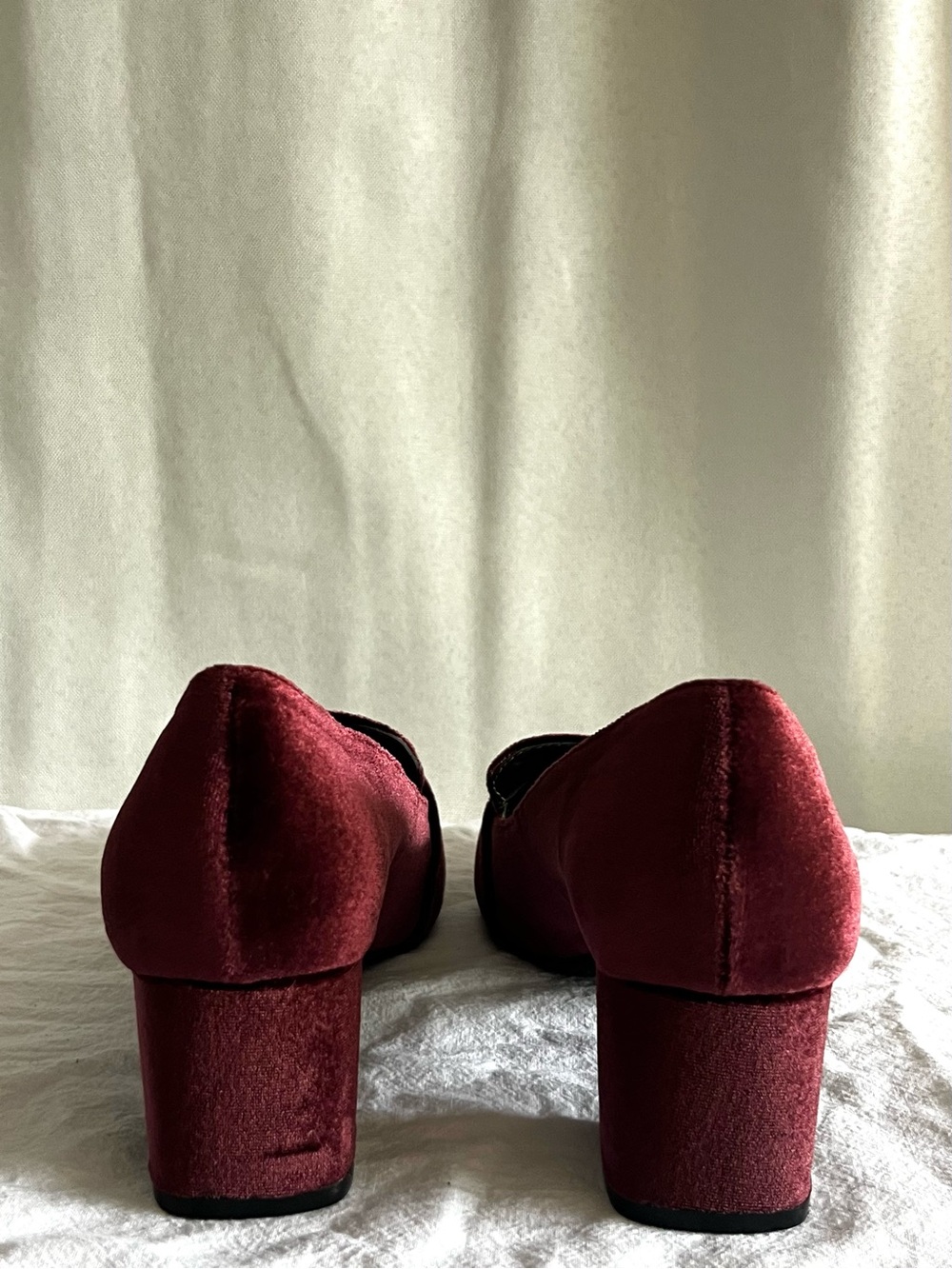 NWOT Bandolino Burgundy Velvet Loafer Pumps Gold Logo Block Heel 6.5 - Picture 6 of 9